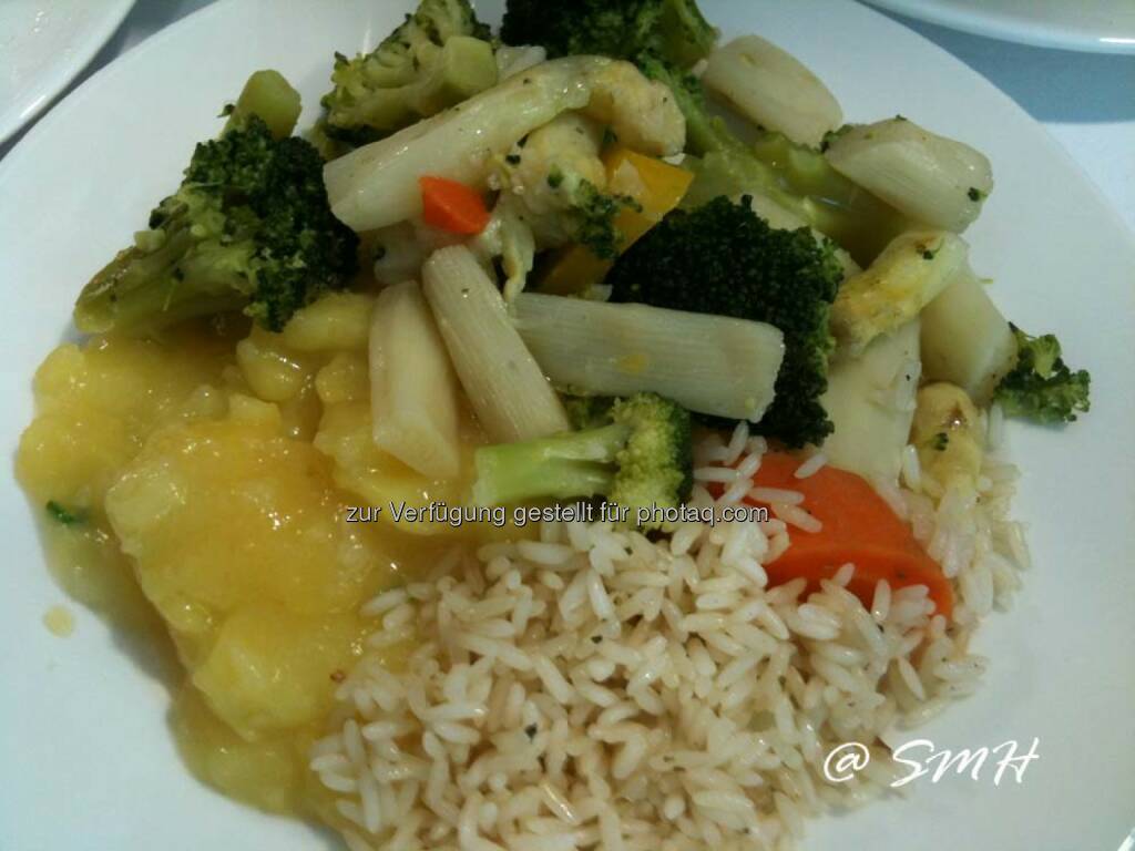 Zum Ausgleich etwas Gemüse. Der Spargel war sehr fein. Sehr viel feiner als der Spargel der letzten Tage. Genaues hat man nicht erfahren, ich tippe darauf, dass am ehesten Eurest das Catering gemacht haben könnte. Die haben auch die buffetmäßig immer sehr ähnlichen Kapsch-Hauptversammlungen gemacht. Das Personal war jedenfalls teils Leihpersonal von Gabriel Personal Power, © Michael Fischer (03.06.2014)