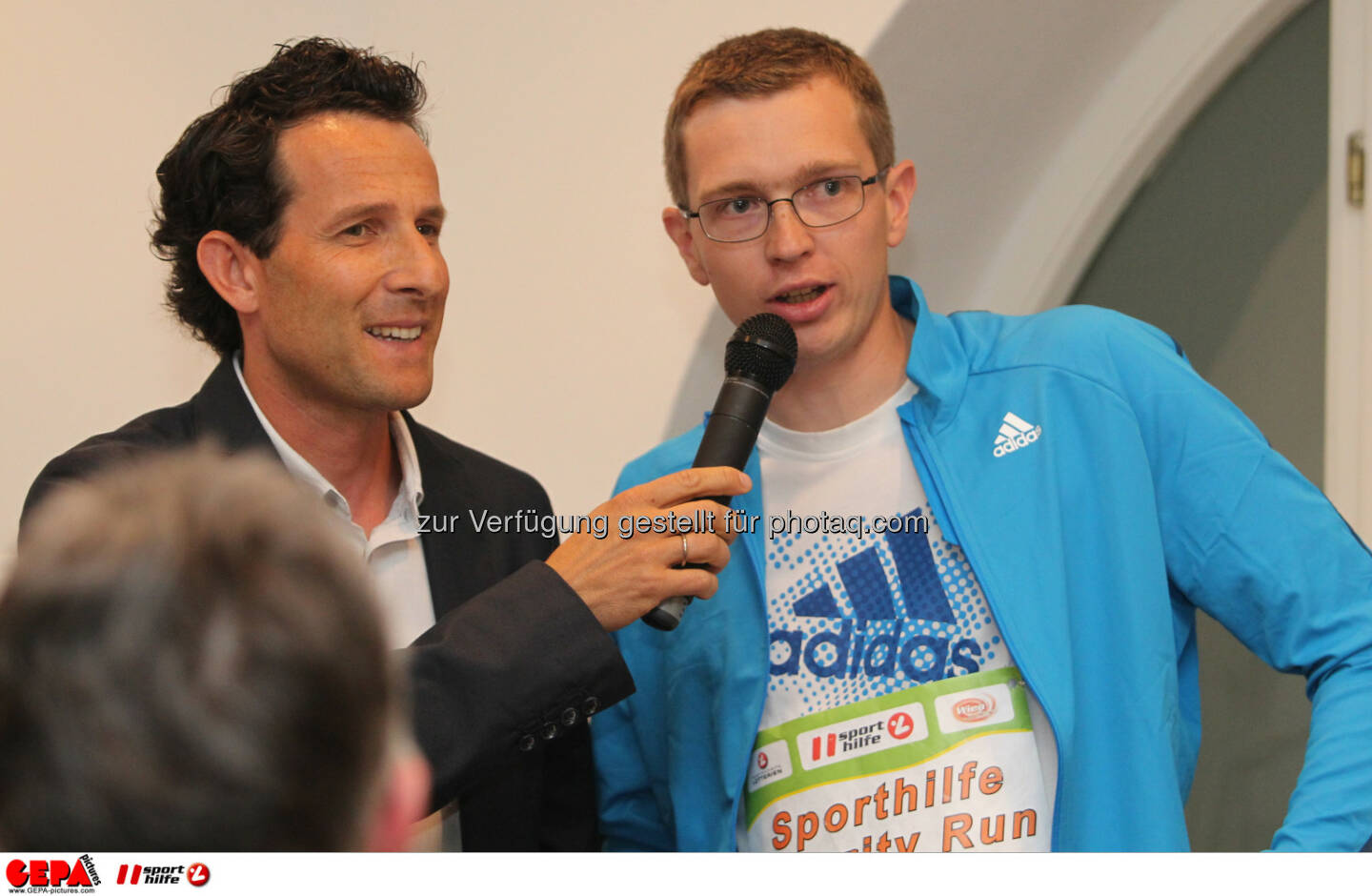 Moderator Tom Walek und Guenther Matzinger (AUT). Foto: GEPA pictures/ Philipp Brem