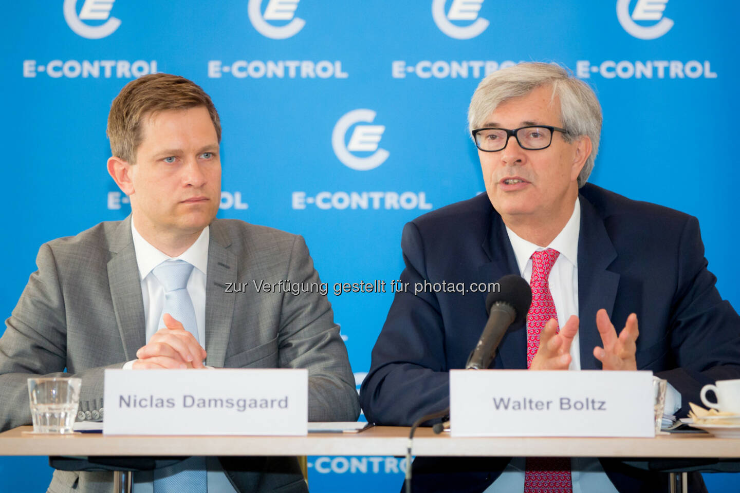 Energie-Control Austria: Für die Kosten für Kapazitätszahlungen müssten letztlich die Stromkunden aufkommen. Im Bild: Niclas Damsgaard, SWECO, und E-Control-Vorstand Walter Boltz