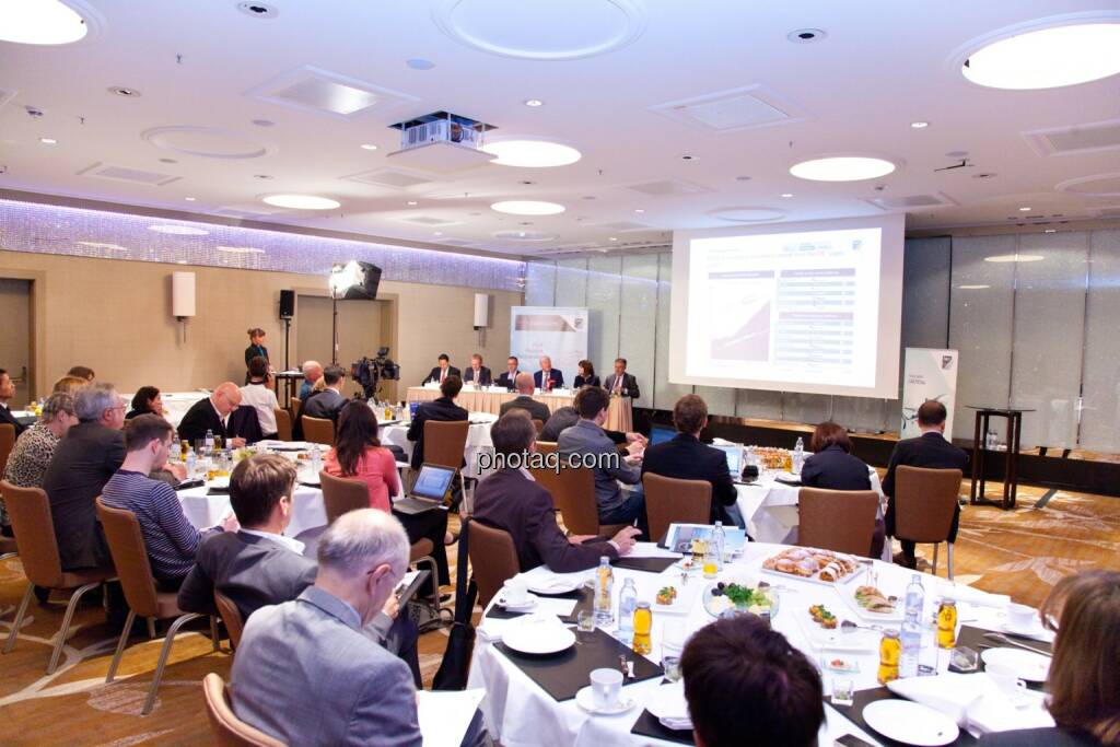 Stefan Weiner (JP Morgan), Andreas Schoberleitner (COO FACC), Robert Machtlinger (COO FACC),  Walter A. Stephan (CEO FACC), Birgit Kuras (Börse Wien), Friedrich Mostböck (Erste Group) , © photaq/Michi Mejta (04.06.2014) 