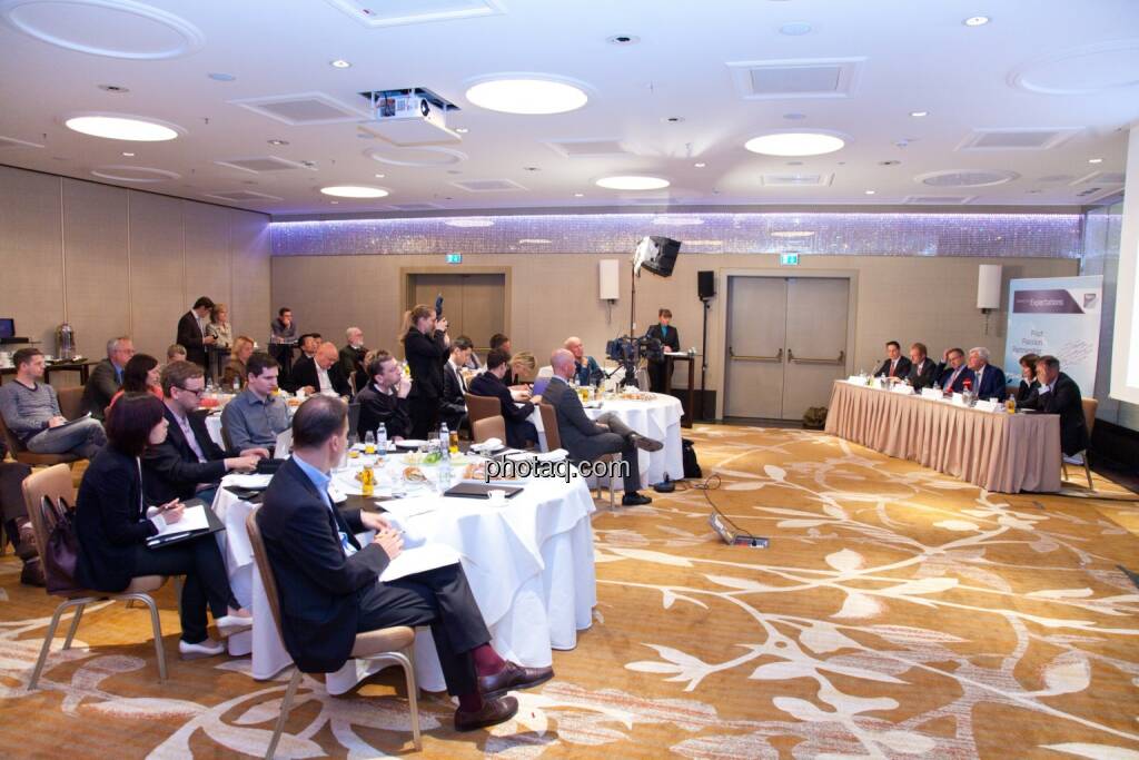 Stefan Weiner (JP Morgan), Andreas Schoberleitner (COO FACC), Robert Machtlinger (COO FACC),  Walter A. Stephan (CEO FACC), Birgit Kuras (Börse Wien), Friedrich Mostböck (Erste Group) , © photaq/Michi Mejta (04.06.2014) 