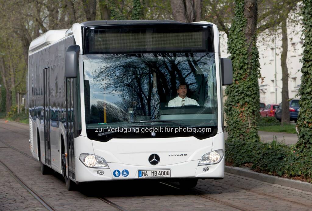 Daimler: Die RATP-Gruppe, die den öffentlichen Nahverkehr des Großraums Paris bedient, modernisiert ihre Fahrzeugflotte mit Bussen von Mercedes-Benz. Nach einer europaweiten Ausschreibung schlossen Daimler Buses und die RATP-Gruppe eine Rahmenvereinbarung über 199 Fahrzeuge. Die Lieferung der ersten Fahrzeuge ist für dieses Jahr vorgesehen. Bis 2015 sollen von der RATP-Gruppe alle Busse übernommen werden. Im Bild: Mercedes-Benz Citaro (05.06.2014) 