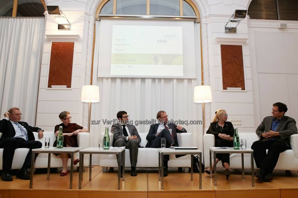 jost.con.sult - Im club research diskutierten am Mittwoch unter Leitung von Johannes Steiner (4. von links): Gerhard Murer (Anton Paar GmbH), Susanne Weigelin-Schwierdzik (Vizerektorin Uni Wien), Jürgen Janger (WIFO), Pascale Ehrenfreund (Präsidentin des FWF) und Markus Arndt (ERC-Grantee, Dekan, Uni Wien) (05.06.2014) 