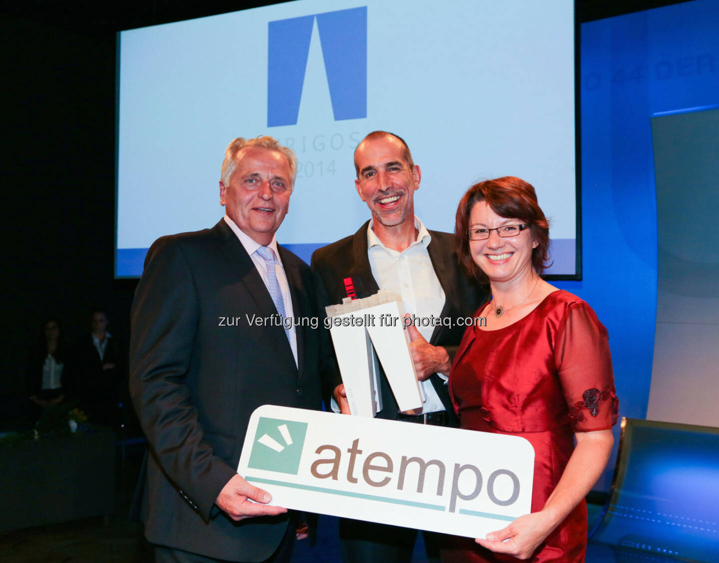 atempo GmbH: atempo gewinnt Preis für Social Entrepreneurship: Sozialminister Rudolf Hundstorfer gratuliert den atempo-Geschäftsführern Klaus Candussi und Walburga Fröhlich zum Trigos Award 2014 für Social Entrepreneurship. 