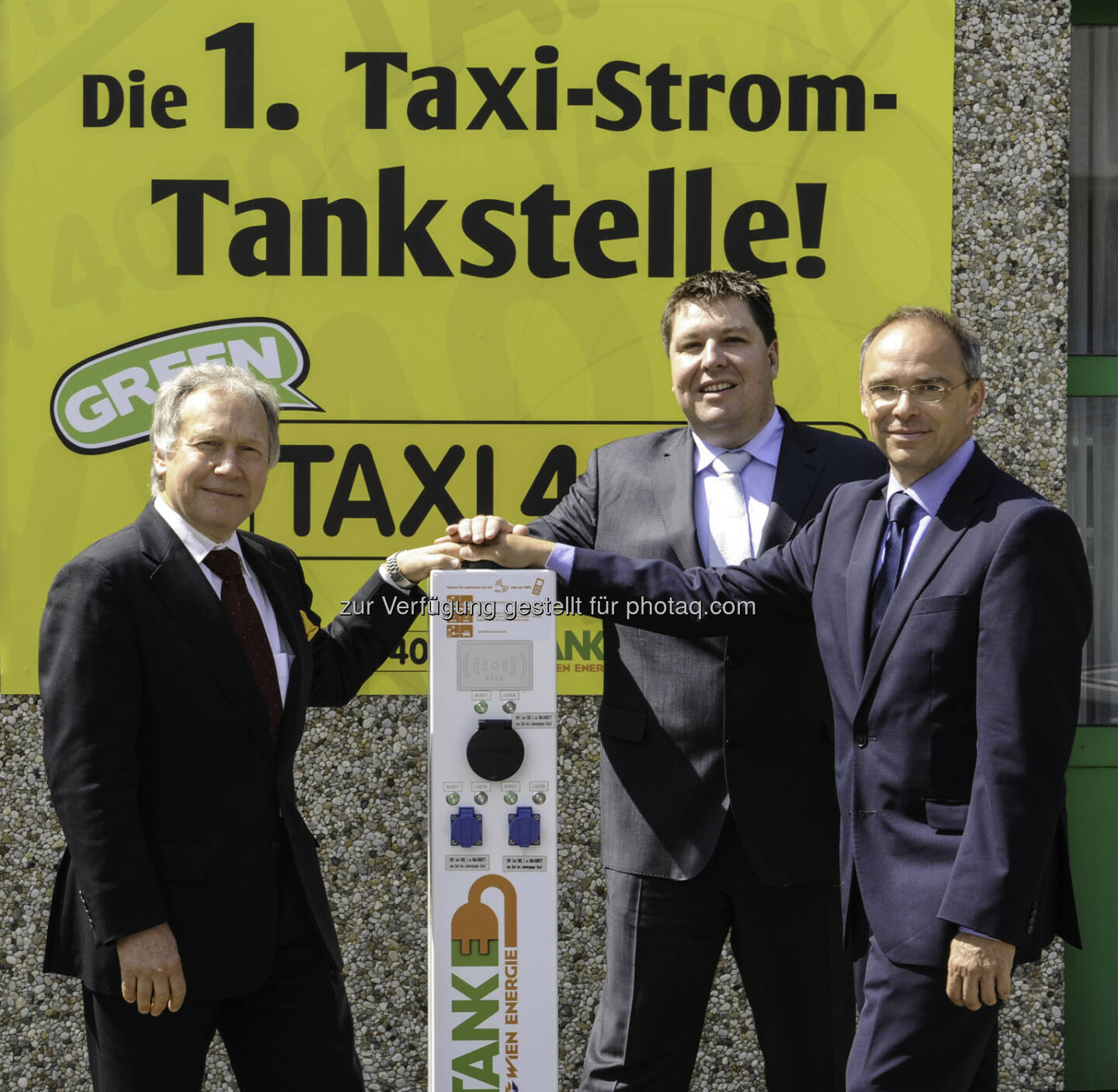 Erste Taxi-Stromtankstelle Wien eröffnet mit dem GF von Taxi 40100 Martin Hartmann, GF Wolfgang Baumgartner der Schrack Technik und Thomas Pucharski von Wien Energie 
