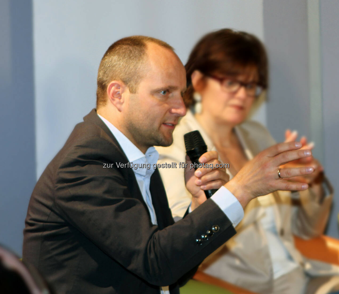 Matthias Strolz (Neos) in Diskussion (Bild: Floriana Alushaj)