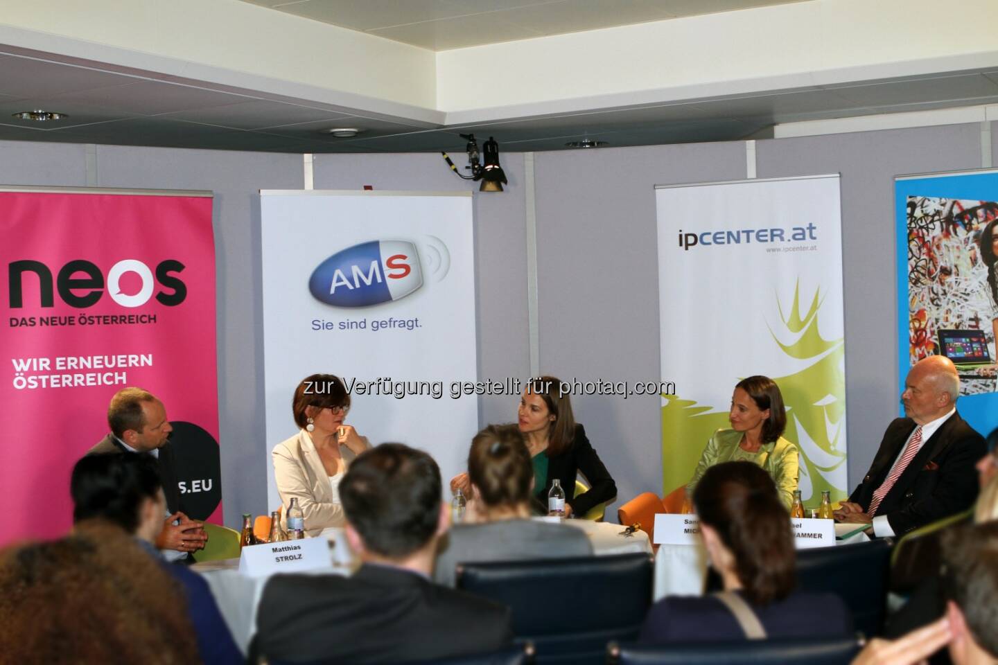 Podiumsdiskussion „Arbeitswelten 3.0“ Matthias Strolz (Neos), Petra Draxl (AMS Wien), Moderatorin Lisa Mayr, Sandra Micko (Microsoft Österreich), Michael Landertshammer (WIFI Österreich) (Bild: Floriana Alushaj)