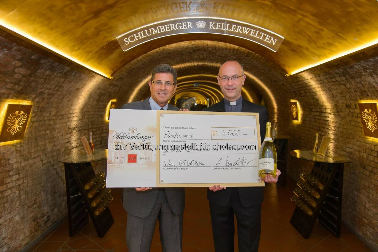 Schlumberger Wein- und Sektkellerei GesmbH: Unterstützung für den Stephansdom: Schlumberger Vorstandsvorsitzender Eduard Kranebitter überreicht den Spendenscheck an Dompfarrer Toni Faber. 