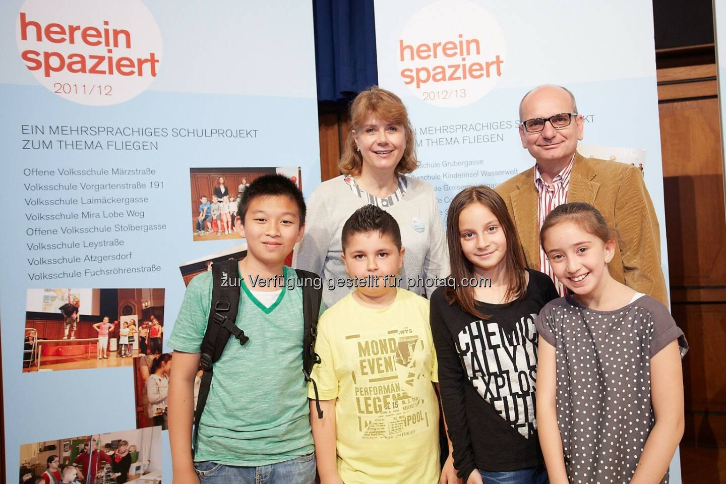 Technisches Museum Wien: Gabriele Zuna-Kratky (Direktorin Technisches Museum Wien), Harald Nograsek (Verkehrsbüro) und Kinder aus den teilnehmenden Schulklassen: Abschlussfest Hereinspaziert im Technischen Museum Wien Finale des mehrsprachigen Schulprojektes