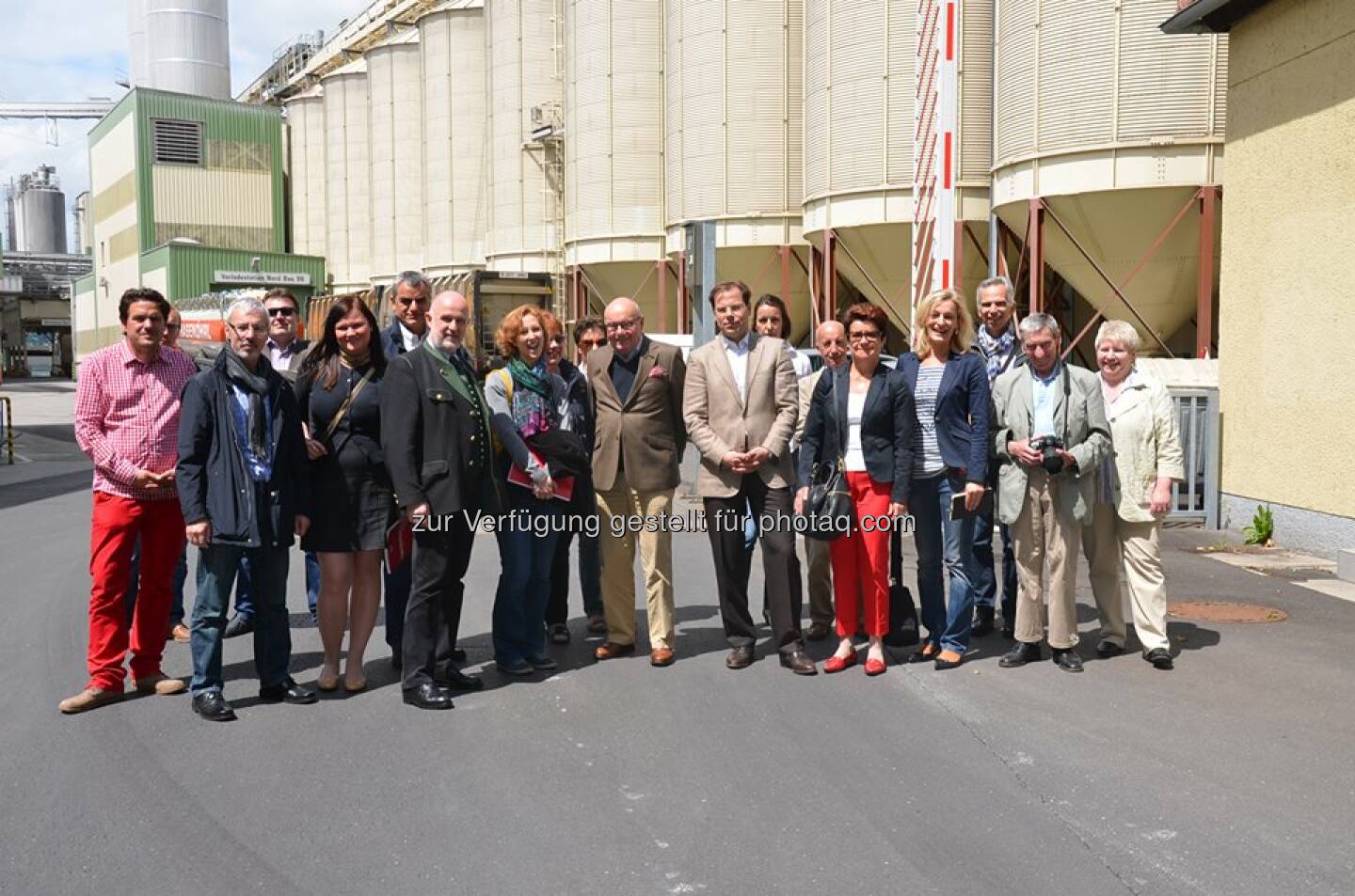 Agrana: Auf der Jahrestagung des Agrarjournalistenverbandes VAÖ, die heuer in OÖ stattfand, stand auch eine Besichtigung der Agrana Maisstärkefabrik in Aschach/Donau am Programm. Bei der Führung durch das Werk am 5. Juni konnten sich die Medienvertreter direkt beim Werksleiter über die vielfältige Produktpalette informieren. Für die Aschacher Maisstärkefabrik haben Gentechnikfreiheit sowie Spezialprodukte aus Wachsmais und Biomais einen besonderen Stellenwert.  Source: http://facebook.com/AGRANA.Group