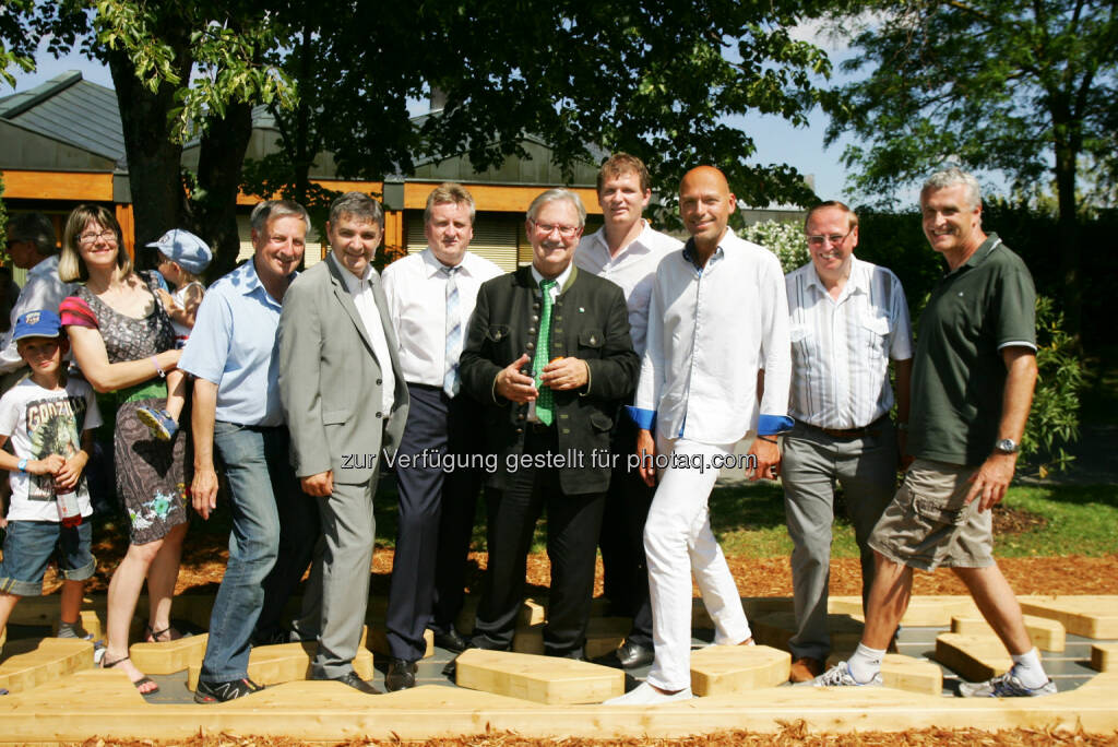 Therme Loipersdorf eröffnet Erlebnisweg: Ursula Maringer (GF Südburgenland Plus), Wilhelm Thomas (Bgm. Jennersdorf), Walter Temmel (Bundesrat), Herbert Spirk (Bgm. Loipersdorf), Franz Majcen (Landtagspräsident Stmk)., Bernhard Hirczy (Vizebgm. Jennersdorf), Wolfgang Wieser (GF Therme Loipersdorf), Robert Hammer (Bgm. Unterlamm) und  Roland Werthner 
, © Aussendung checkfelix (09.06.2014) 