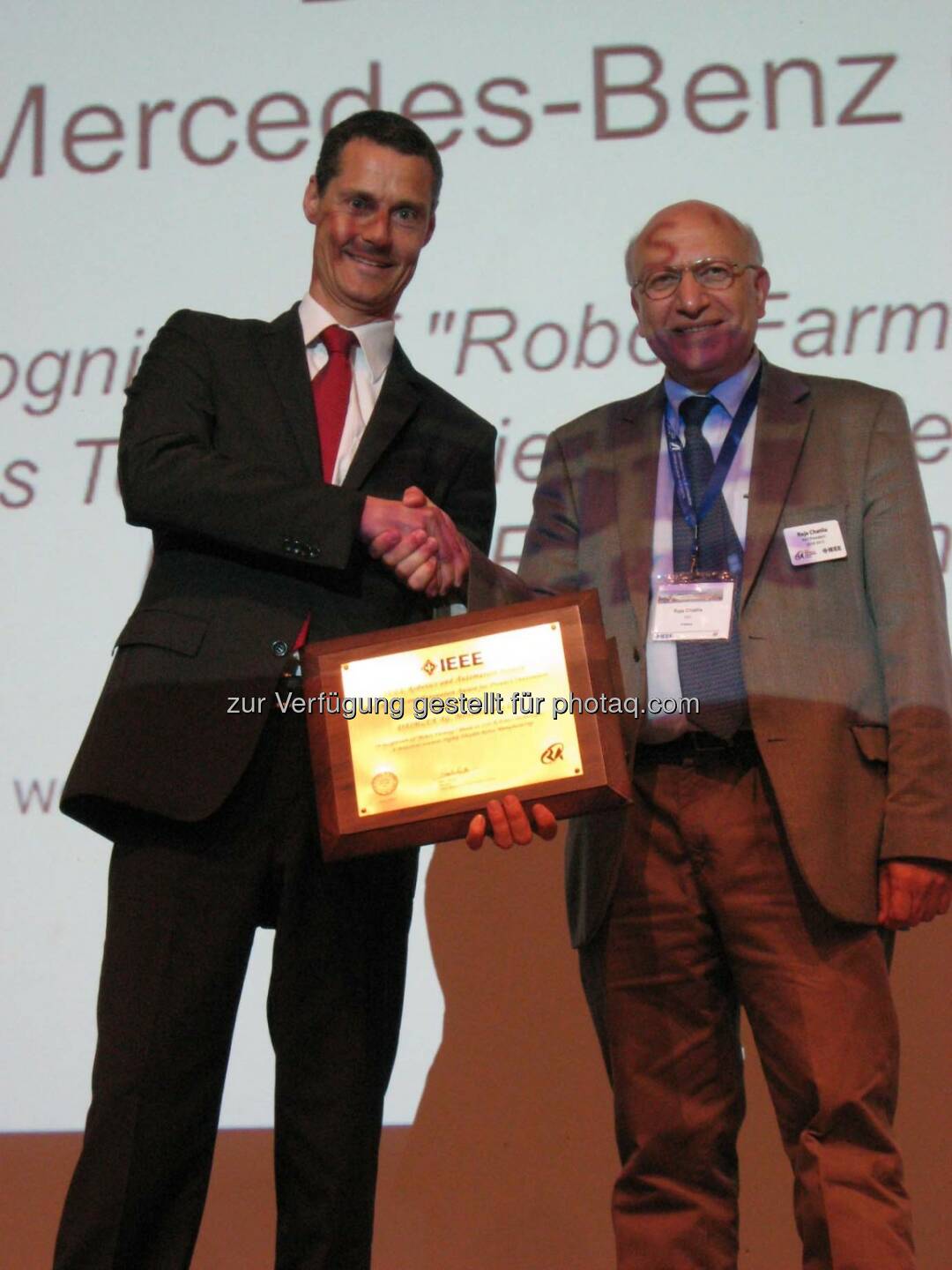 Mercedes -Benz: Michael Zürn, Leiter Produktions - und Werkstofftechnik bei Mercedes-Benz Cars, nimmt den „IEEE Robotics and Automation Award for Product Innovation“ von Raja Chatila, Präsident Executive Committee IEEE Robotics & Automation Society, entgegen.