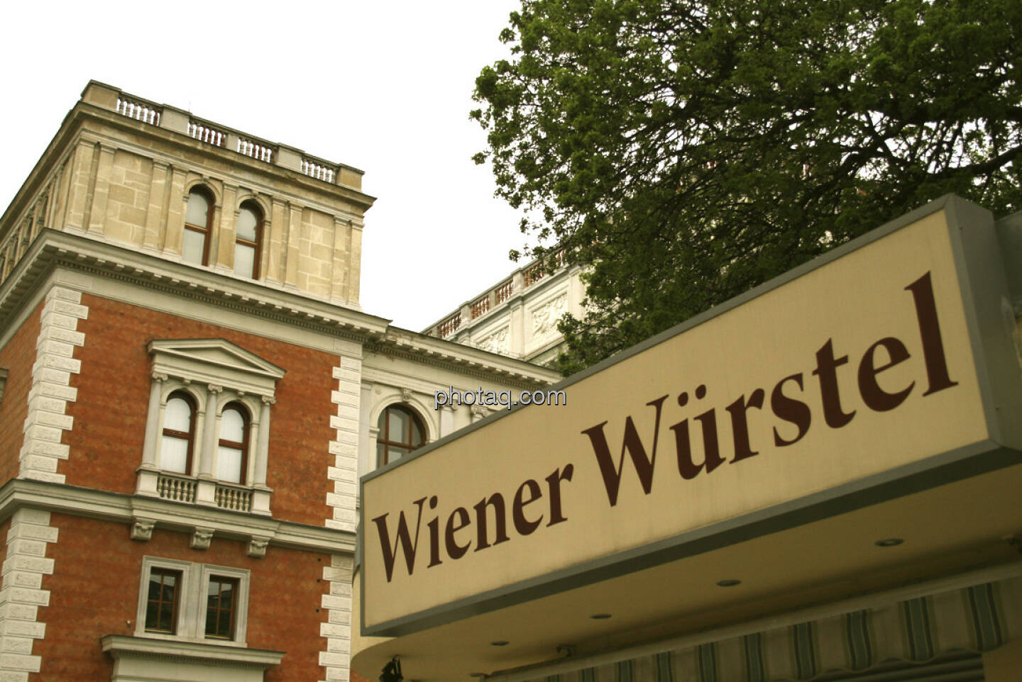 Wiener Würstel vor der alten Wiener Börse