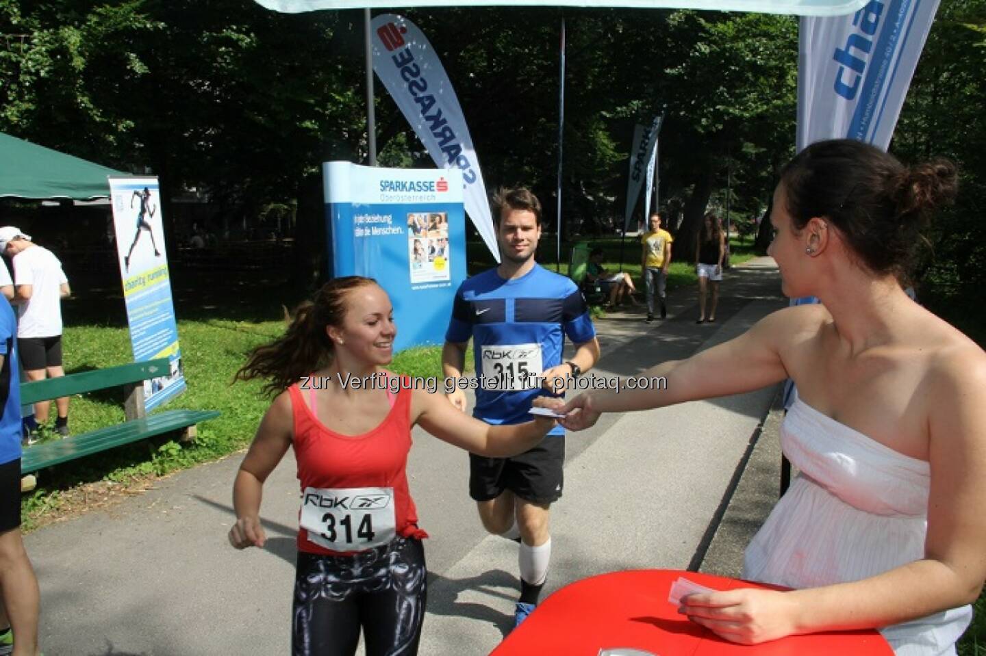 JKU Pond-Race am 11. Juni 2014: Über 300 Studierende liefen für einen guten Zweck rund um den Uni-Teich – und das 6.017 Mal! Für jede Runde, die gelaufen, geskatet, oder in lustigen Kostümen spaziert wurde, spendete die Sparkasse OÖ 1 Euro an das Kinderhilfswerk.