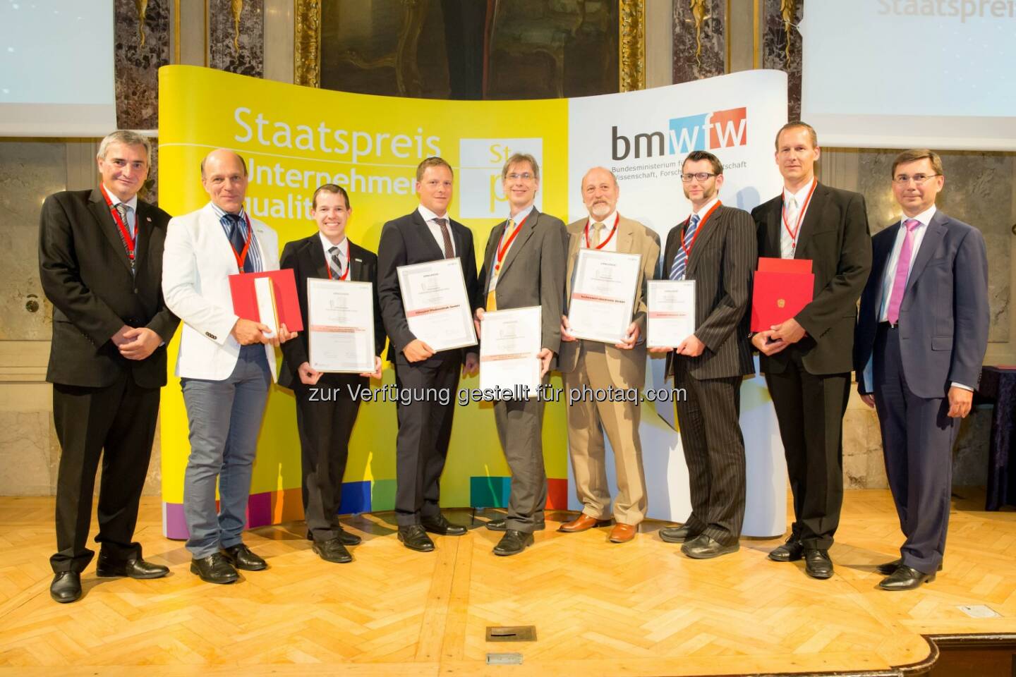 qualityaustria Winners' Conference: Staatspreisträger und Kategoriesieger, v.l.n.r.: Konrad Scheiber, CEO Quality Austria; Gerd Hartinger, GF GGZ; Martin Orehovec, Qualitäts- und Projektmanagement GGZ; Martin Lackner, GF 10hoch4 Photovoltaik GmbH; Hannes Mikosch, General Manager der Businessunit H, Magna Steyr Fahrzeugtechnik AG & Co KG Contract Manufacturing Mini Countryman und Mini Paceman; Johannes Gschwandtner, GF technosert electronic GmbH; Jürgen Freynhofer, Quality Management technosert electronic GmbH; Martin Egginger, Business Development Officer technosert electronic GmbH; Martin Janda, Wirtschaftsministerium. 