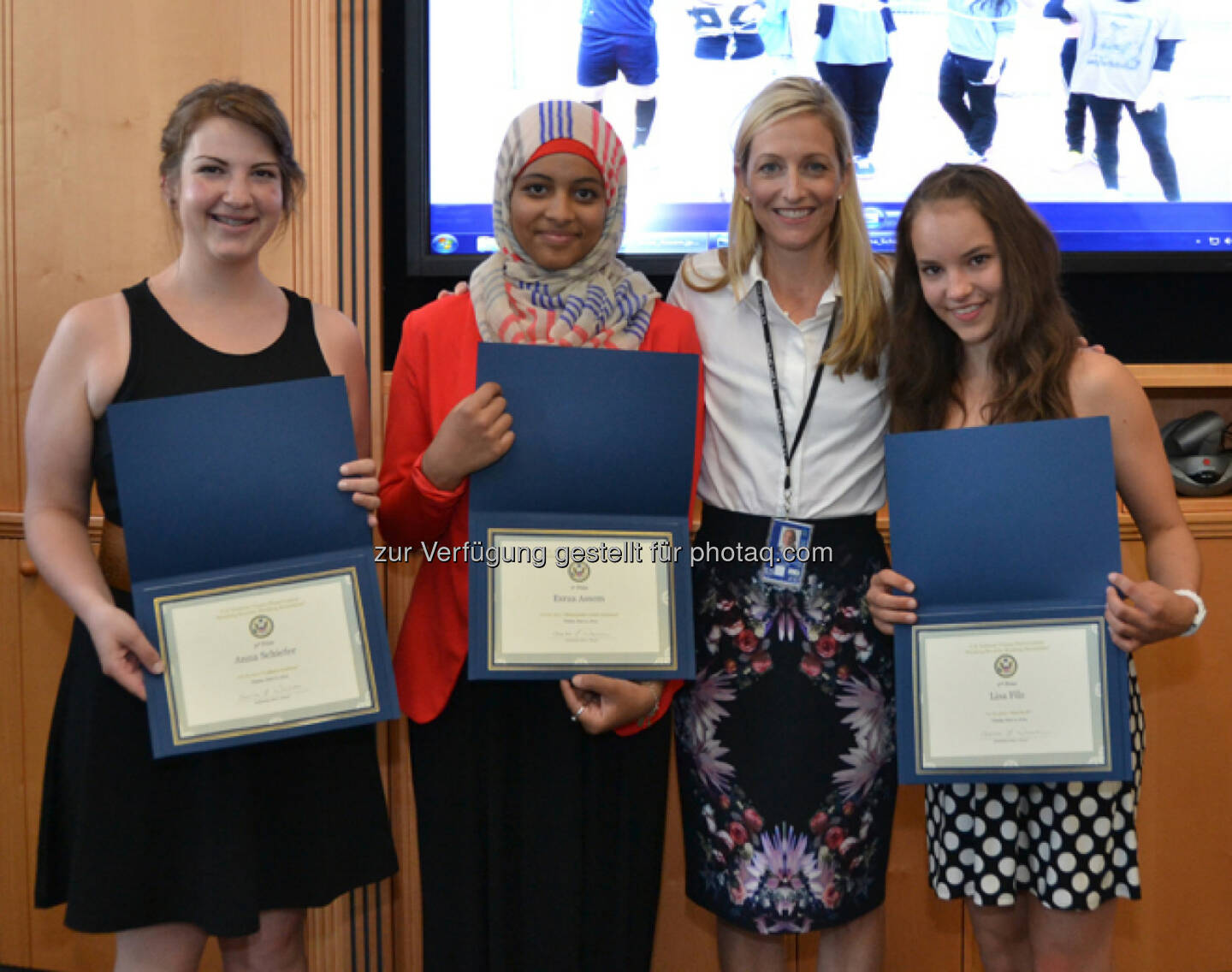 US Botschafterin ehrt Sieger des Fotowettbewerbs: Anna Schiefer, Esraa Assem, Botschafterin Wesner, Lisa Filz. 