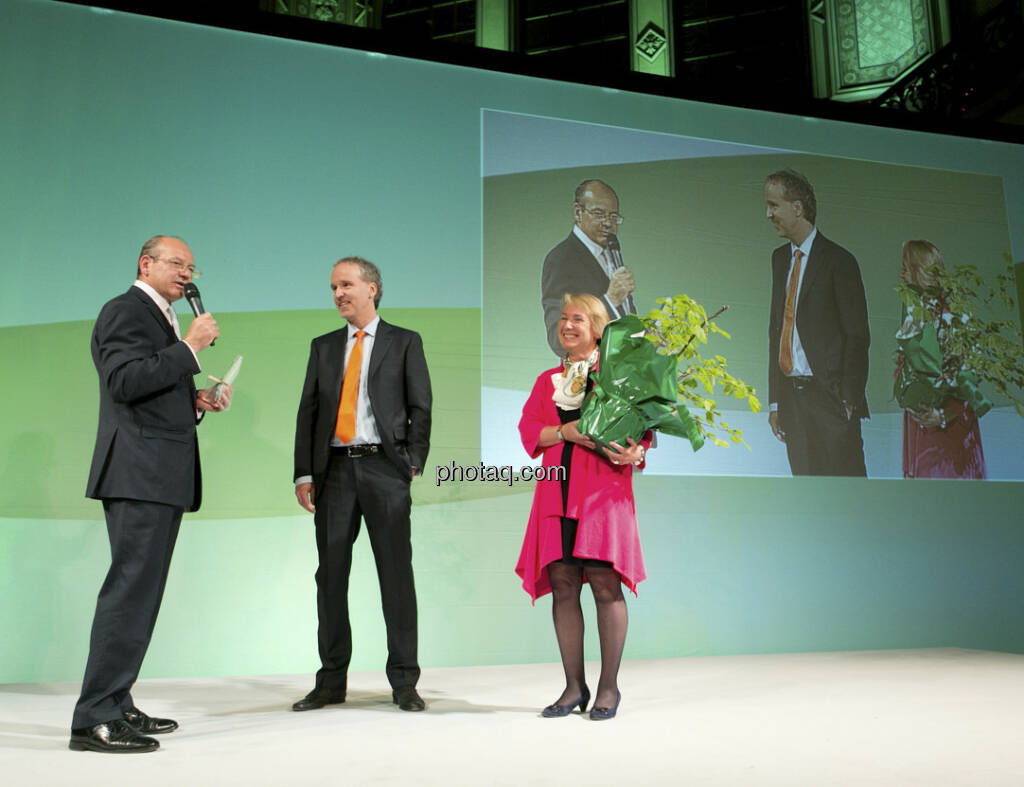 Mai: Habe beim Zertifikate Award Austria 2012 einen Preis für mein Lebenswerk gewonnen, übergeben von Michael Spiss und Heike Arbter (31.12.2012) 