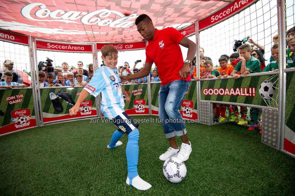 David Alaba im Soccer Cage mit einem jungen Kicker, Coca-Cola Cup, Bundesfinale.
Foto: GEPA pictures/ Martin Hoermandinger, © Gepa (16.06.2014) 