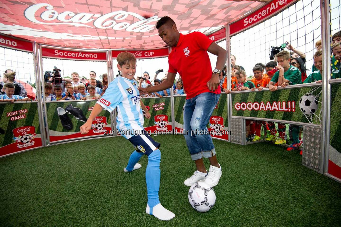 David Alaba im Soccer Cage mit einem jungen Kicker, Coca-Cola Cup, Bundesfinale.
Foto: GEPA pictures/ Martin Hoermandinger