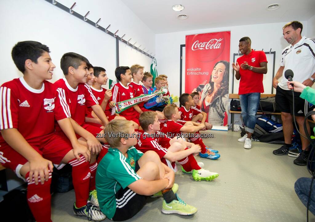 David Alaba besuchte die NZS St. Peter/Sulmtal und den SK Rapid Wien vor dem Finale in den Kabinen, Coca-Cola Cup, Bundesfinale.
Foto: GEPA pictures/ Martin Hoermandinger, © Gepa (16.06.2014) 