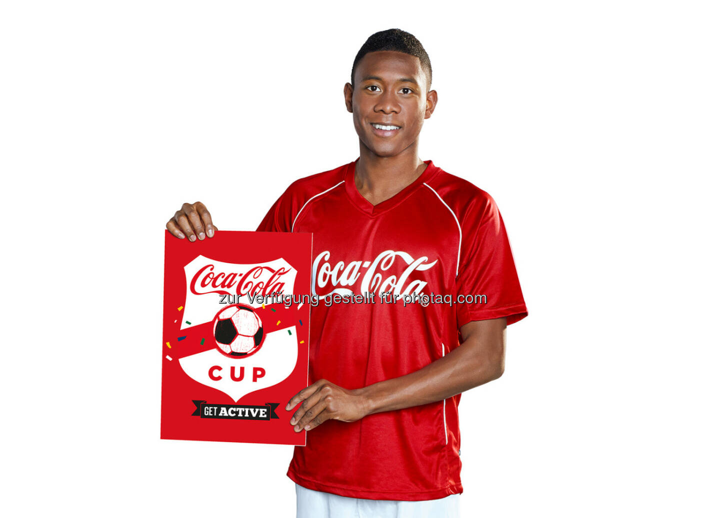 David Alaba mit dem Logo des Coca-Cola Cups