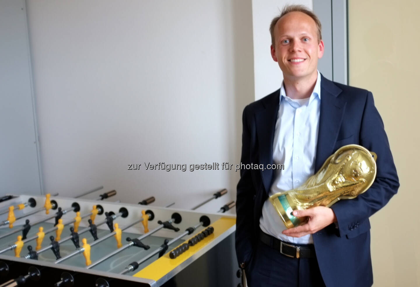 Goldexperte und Buchautor Ronald Stöferle mit WM-Pokal und Wuzzler anlässlich einer Aktion für http://www.runplugged.com