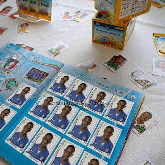 bet-at-home.com: Mario Balotelli braucht wohl auch beim Sticker einkleben ein bisschen Unterstützung. #Panini #WM2014  Source: http://facebook.com/betathomecomAustria (17.06.2014) 