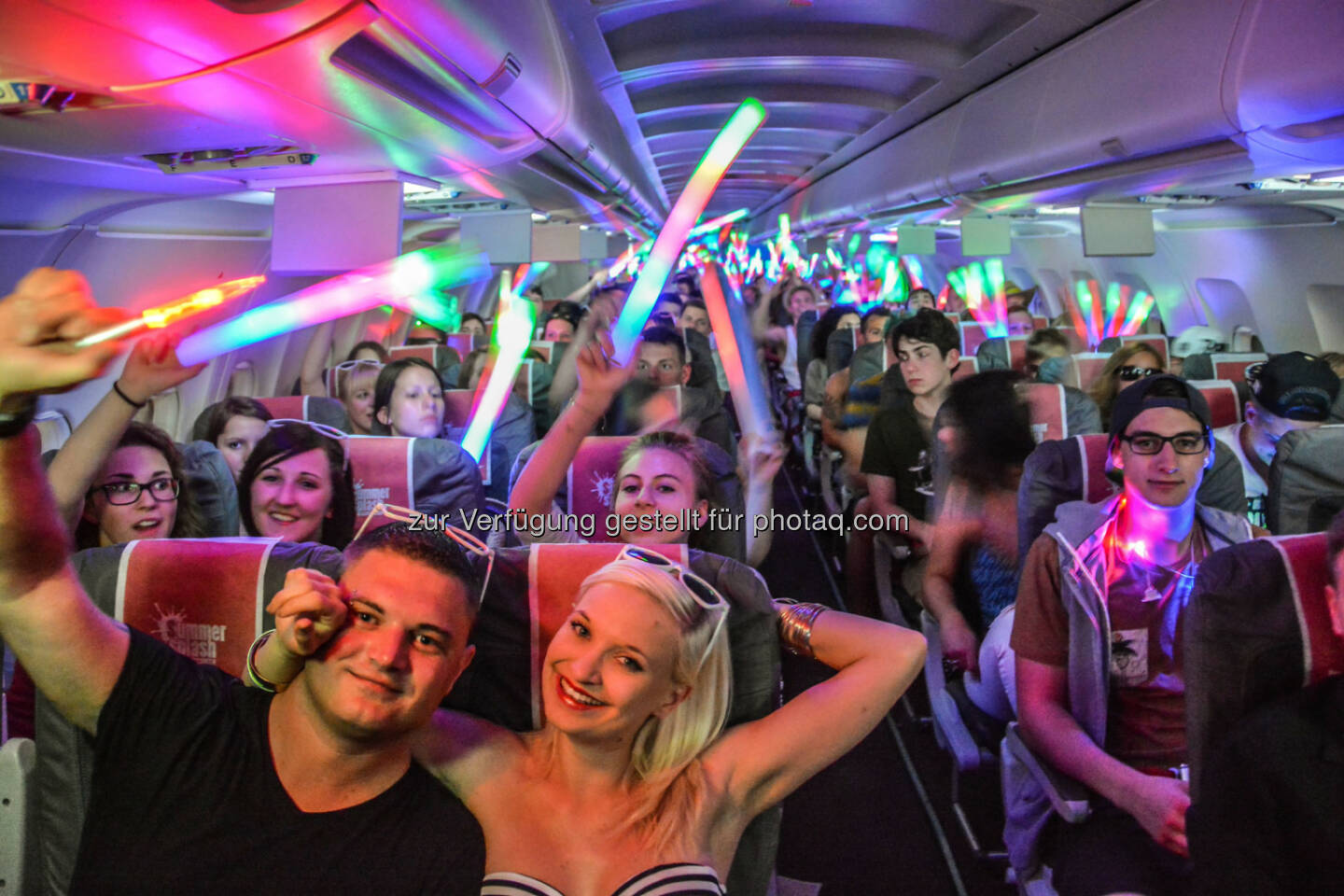 Austrian Summer Splash Partyflug hebt ab - Freitag Abend startete der Austrian Partyflug vom Flughafen Wien zu Summer Splash, der größten Maturareise Europas. An Bord des Austrian Fluges nach Antalya an der türkischen Mittelmeerküste feierten 193 Maturanten (Bild: Austrian)