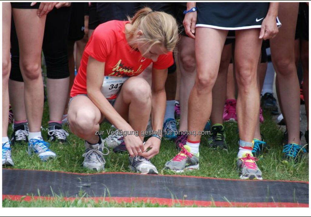 Schuhe binden, OÖGKK Frauenlauf Linz 2014, © maxFun.cc GmbH (21.06.2014) 