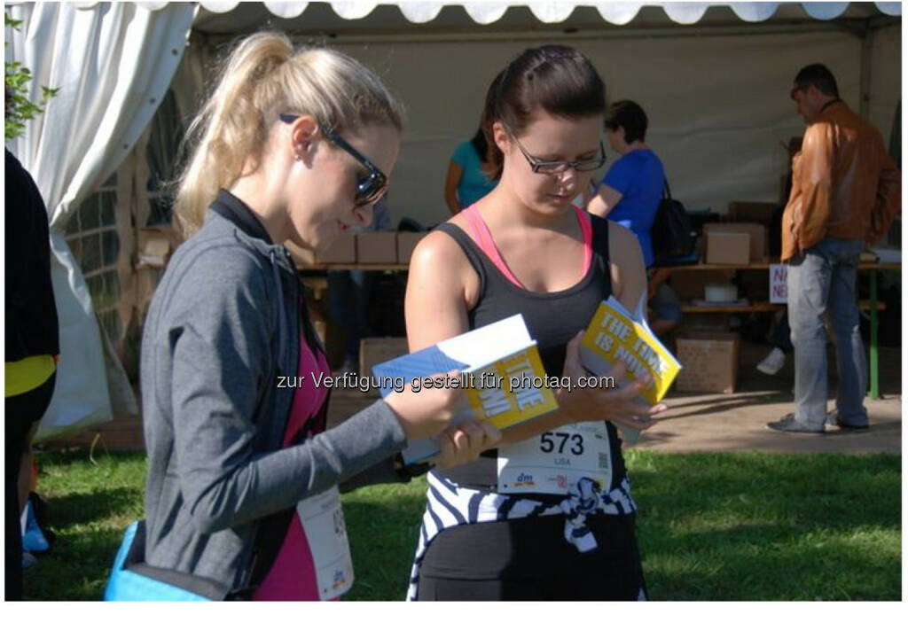 lesen, schmökern, OÖGKK Frauenlauf Linz 2014, © maxFun.cc GmbH (21.06.2014) 