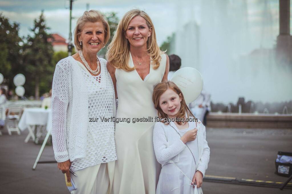 Karin Kastner und Veranstalterin des Pîcnic en Blanc Lilu Steinbach mit Tochter Emma, © Philipp Liparski LIfe Group OG (22.06.2014) 