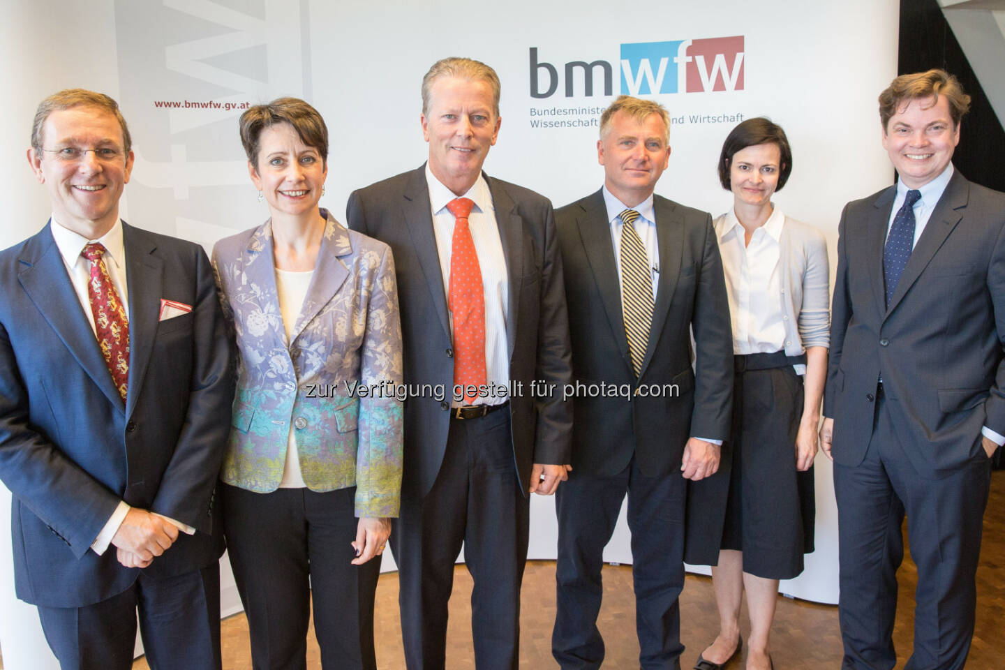 BM Mitterlehner präsentiert neue Standortstrategie für Leitbetriebe: Wirtschaftsminister Reinhold Mitterlehner (3.v.L.) mit IV-GS Christoph Neumayer (R), Sabine Herlitschka (2.v.L.), Vorstandsvorsitzende von Infineon Technologies Austria, Peter Oswald (L), Vorstandsvorsitzender Mondi AG, Elisabeth Engelbrechtsmüller-Strauß (2.v.R.), Geschäftsführerin Fronius International sowie Günther Apfalter (3.v.R), President Magna International Europe