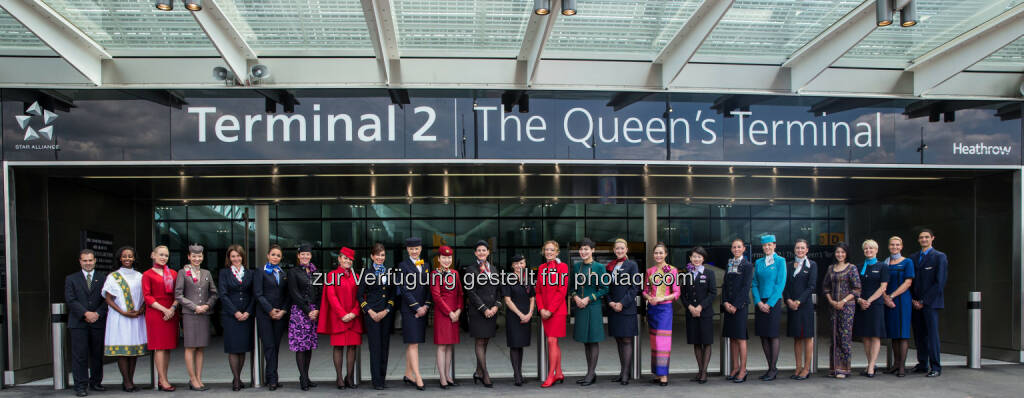 Ihre Majestät Königin Elizabeth II. hat die neue Heimat von Star Alliance am Londoner Flug­hafen Heathrow mit der Enthüllung einer Namenstafel mit der Inschrift „Terminal 2: the Queen’s Terminal“ offiziell eröffnet - (Bild: Star Alliance/Ted Fahn) (23.06.2014) 