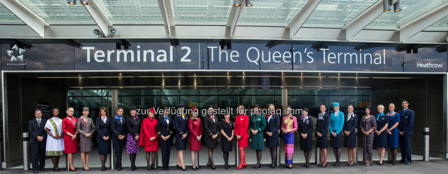 Ihre Majestät Königin Elizabeth II. hat die neue Heimat von Star Alliance am Londoner Flug­hafen Heathrow mit der Enthüllung einer Namenstafel mit der Inschrift „Terminal 2: the Queen’s Terminal“ offiziell eröffnet - (Bild: Star Alliance/Ted Fahn)