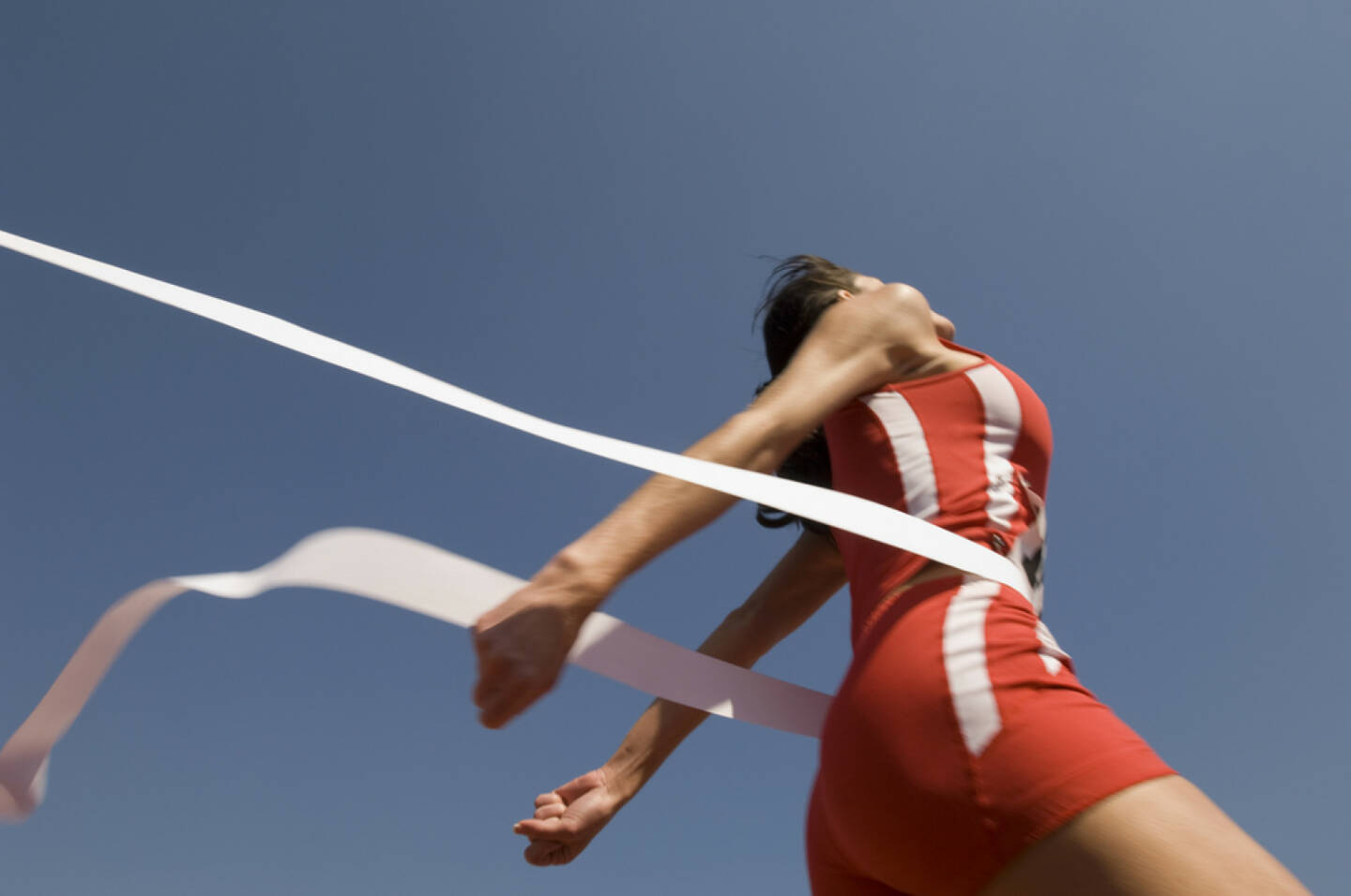 Ziel, Sieg, Rang 1, Band - http://www.shutterstock.com/de/pic-150366119/stock-photo-low-angle-view-of-young-female-athlete-crossing-finish-line-against-clear-blue-sky.html  (Bild: shutterstock.com)