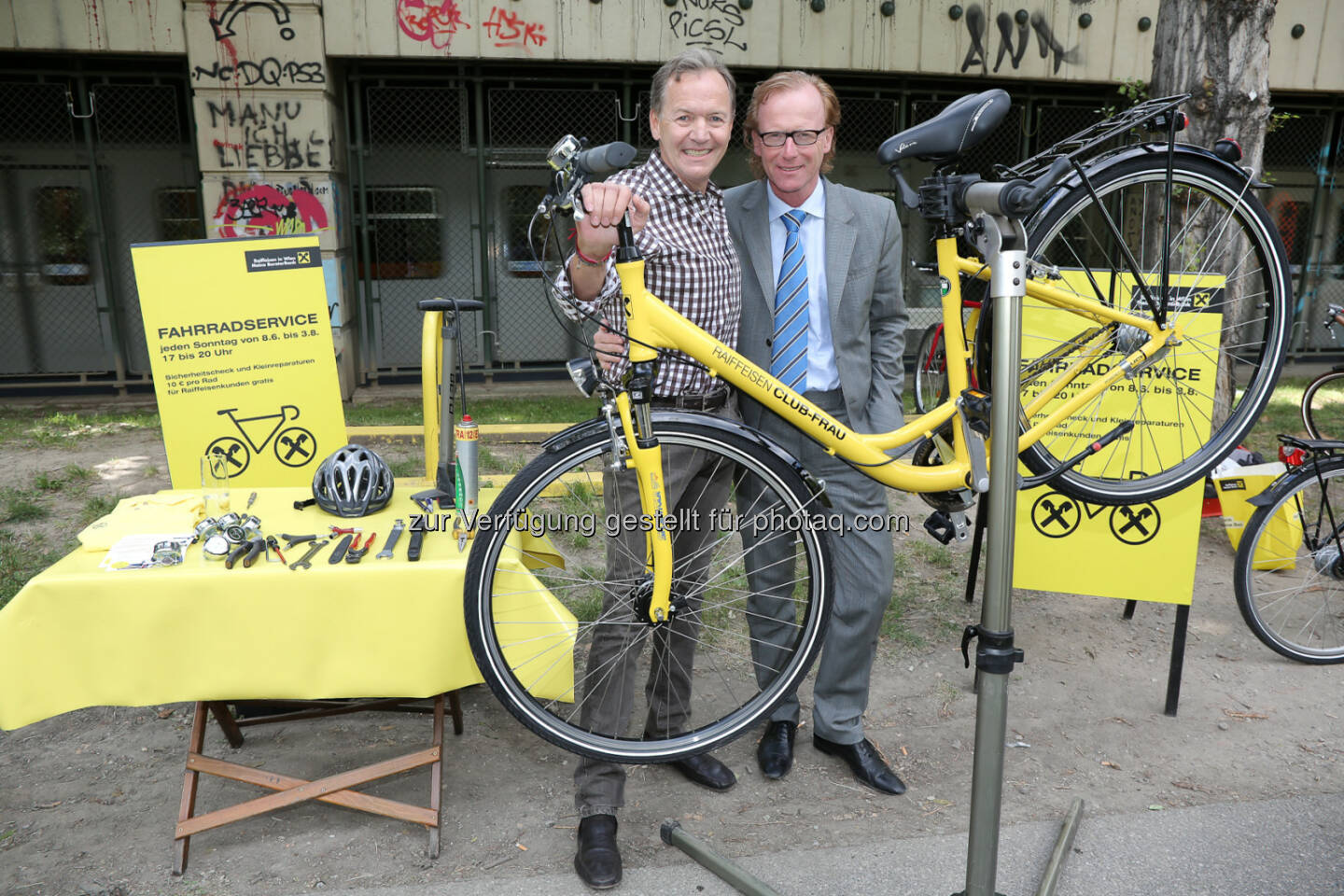 RLB NÖ Wien AG: Ossi Schellmann und Georg Kraft-Kinz- jeden Sonntag Gratisfahrradservice für Raiffeisenkunden am Radweg bei der Summerstage