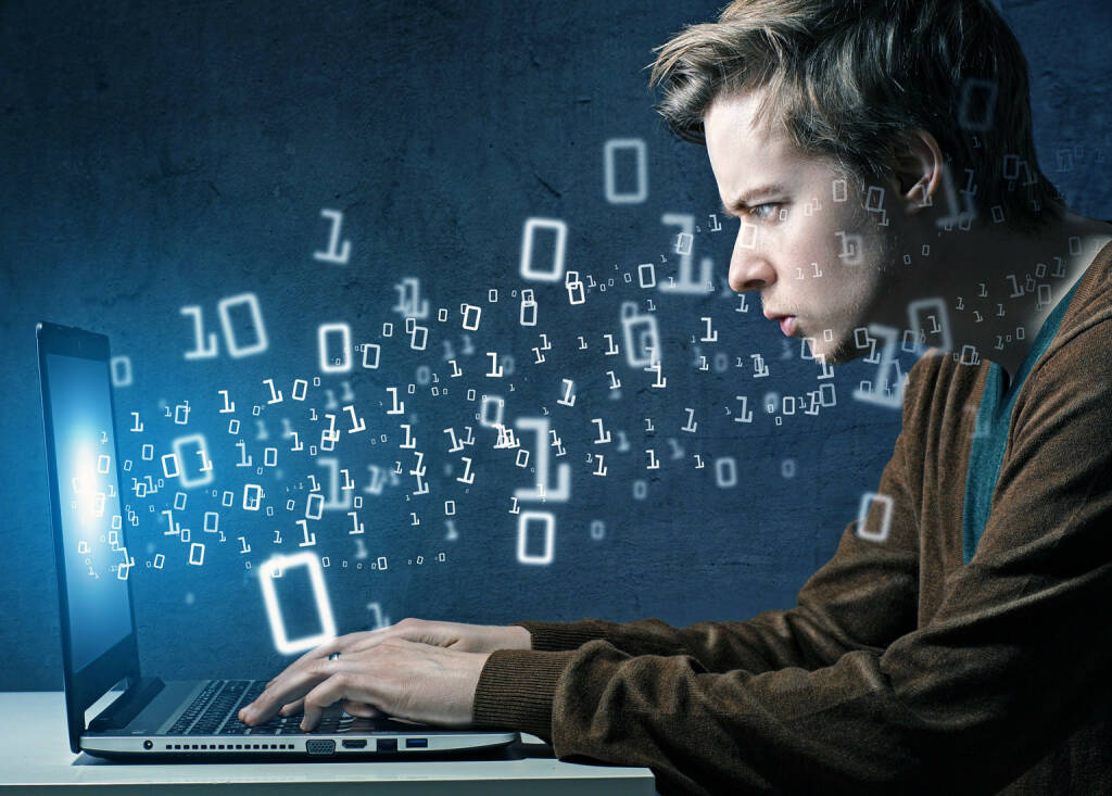 Hacker, Programmieren, Code, Binär, Notebook http://www.shutterstock.com/de/pic-197334071/stock-photo-the-hacker.html (24.06.2014) 