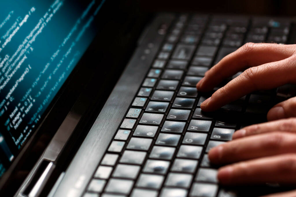 Hacker, Programmieren, Code, Binär, Notebook http://www.shutterstock.com/de/pic-172084607/stock-photo-hacker-using-laptop-lots-of-digits-on-the-computer-screen.html (24.06.2014) 