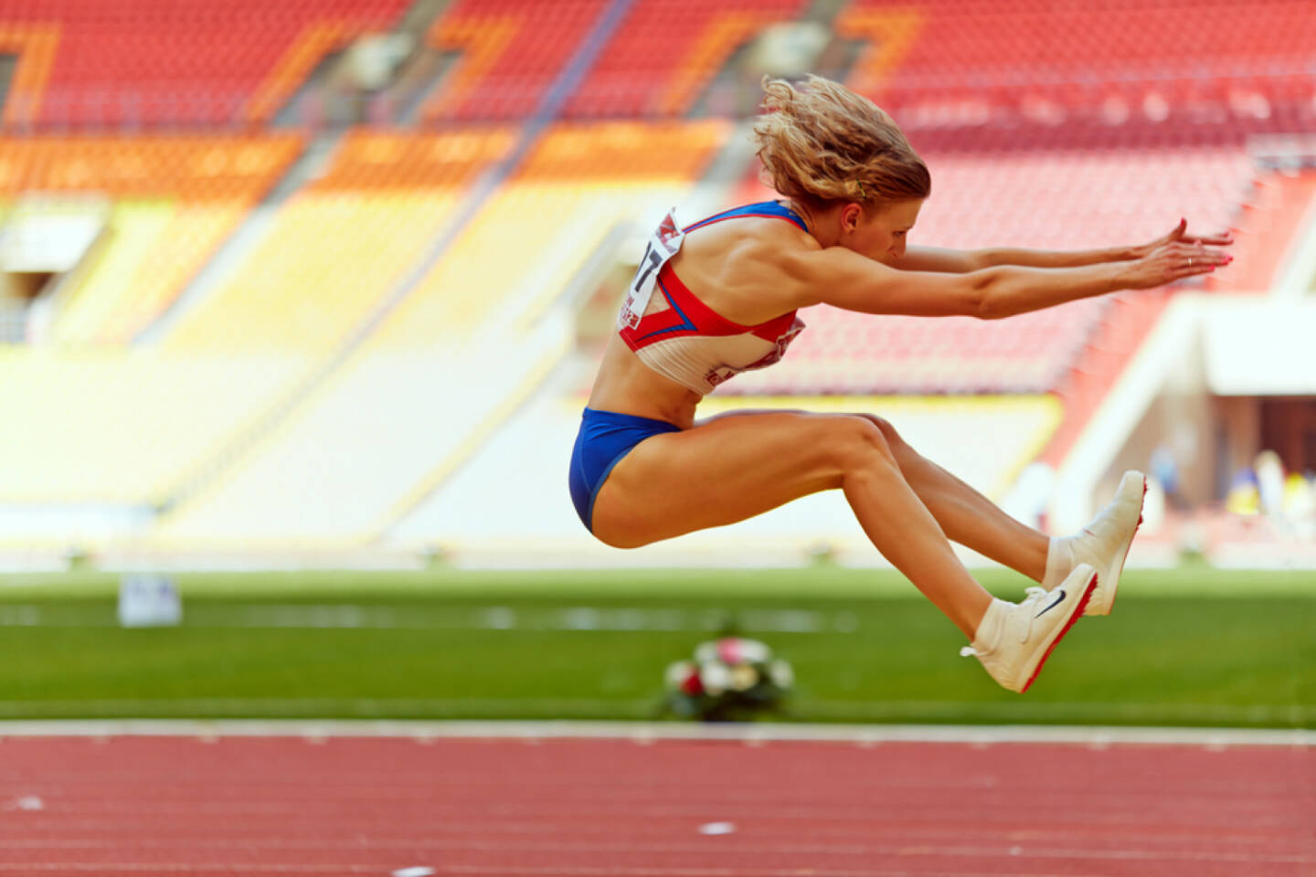 Weit, Landung, Weitsprung, nach vorne - http://www.shutterstock.com/de/pic-137773331/stock-photo-moscow-jun-female-athlete-makes-long-jump-at-grand-sports-arena-of-luzhniki-oc-during.html (c)  Pavel L Photo and Video
