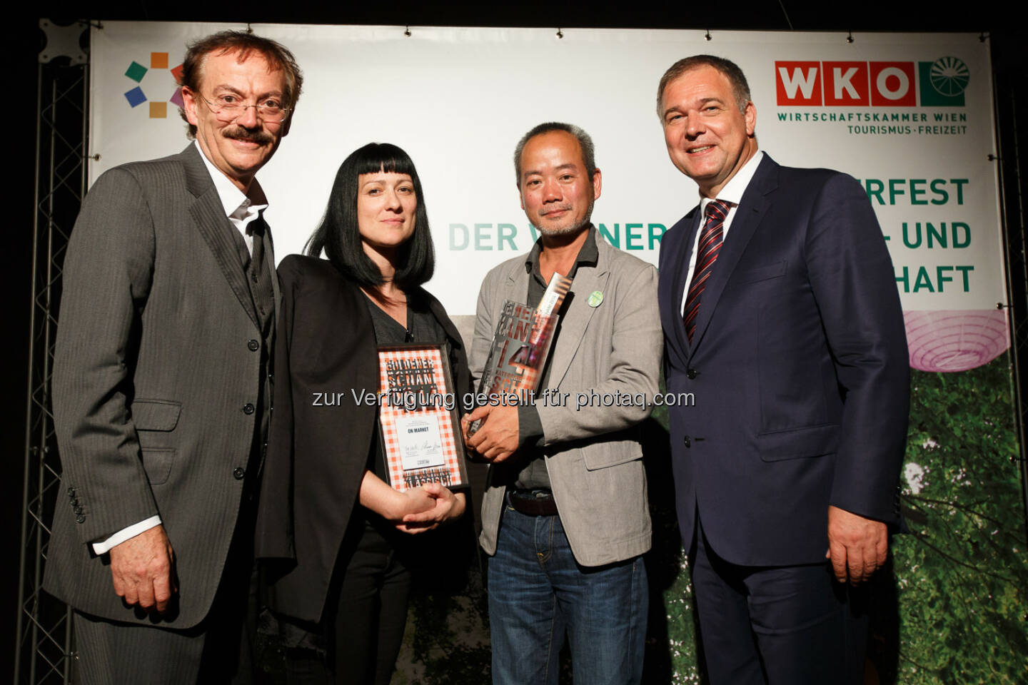 Als schönster Klassischer Schanigarten mit dem Goldenen Schani wurde das Restaurant ON Market (1060, Linke Wienzeile 36) gekürt. Josef Bitziger (WKW, Spartenobmann Tourismus- und Freizeitwirtschaft), Birgit Eschenlor (Architektin ON Market), Simon Xie Hong (ON Market), Walter Ruck (WKW-Präsident).