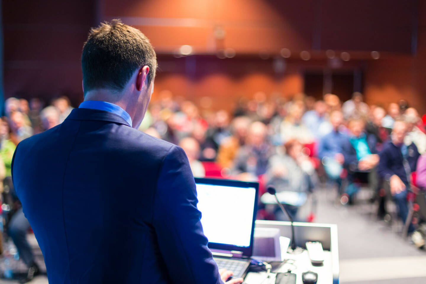 Vortrag, Präsentation, Roadshow - http://www.shutterstock.com/de/pic-193539209/stock-photo-speaker-at-business-conference-and-presentation-audience-at-the-conference-hall.html  (Bild: shutterstock.com)