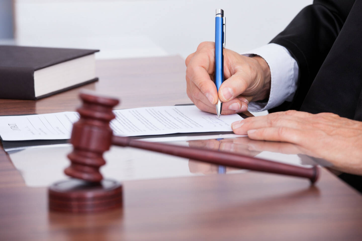 Gericht, Gerichtssaal, Urteil http://www.shutterstock.com/de/pic-174317552/stock-photo-male-judge-writing-on-paper-in-courtroom.html  (Bild: shutterstock.com)