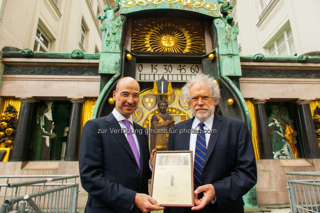 Burkhard Gantenbein, Vorstandsvorsitzender Helvetia Österreich und Quantenphysiker Univ.-Prof. Anton Zeilinger - Helvetia Versicherungen AG: Helvetia feiert mit WienerInnen, Wien-Besuchern und Prominenten ihre Ankeruhr (Bild: Helvetia) (26.06.2014) 