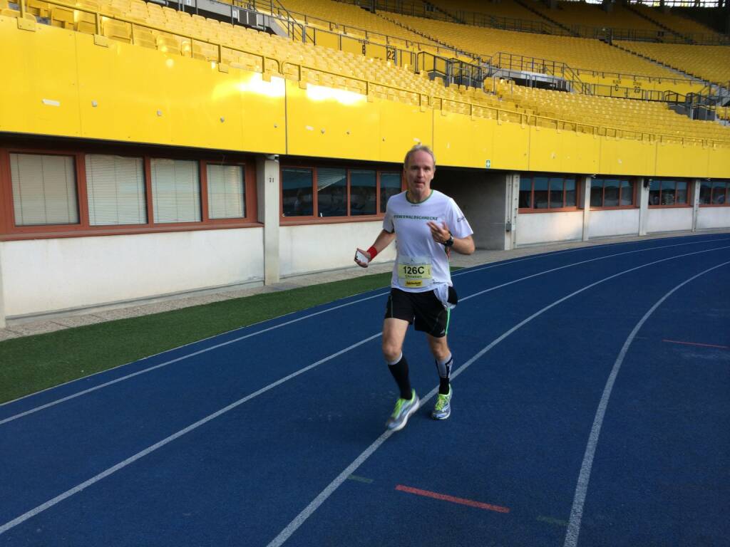 Christian Drastil (Runplugged), Vereinsmitglied des LC Wienerwaldschnecken, bei der Aufwärmrunde im Wiener Praterstadion (c) Schweighofer (27.06.2014) 