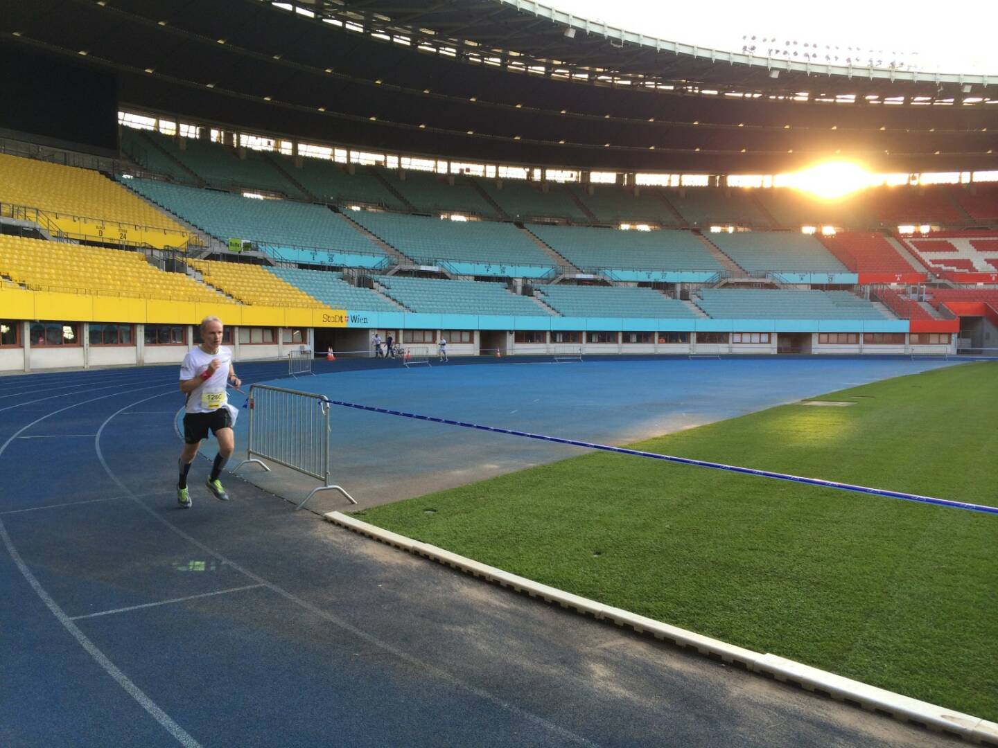 Christian Drastil (Runplugged), Vereinsmitglied des LC Wienerwaldschnecken, bei der Aufwärmrunde im Wiener Praterstadion (c) Schweighofer