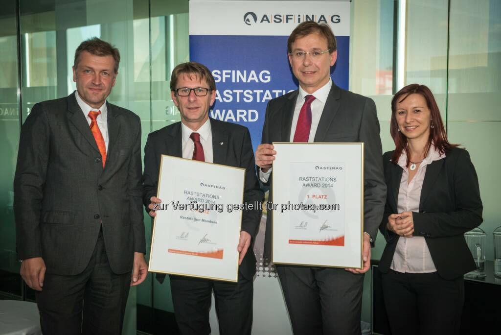 Raststationsaward 2014 geht nach Oberösterreich - Mondsee beste Raststation: Asfinag-Vorstand Klaus Schierhackl gratuliert Alois Wach (OMV) und Wolfgang Rosenberger (Landzeit) zum Sieg der Raststation Mondsee - Daniela Höllerbauer von der Firma Whitebox testete die Raststationen , © Aussendung (27.06.2014) 