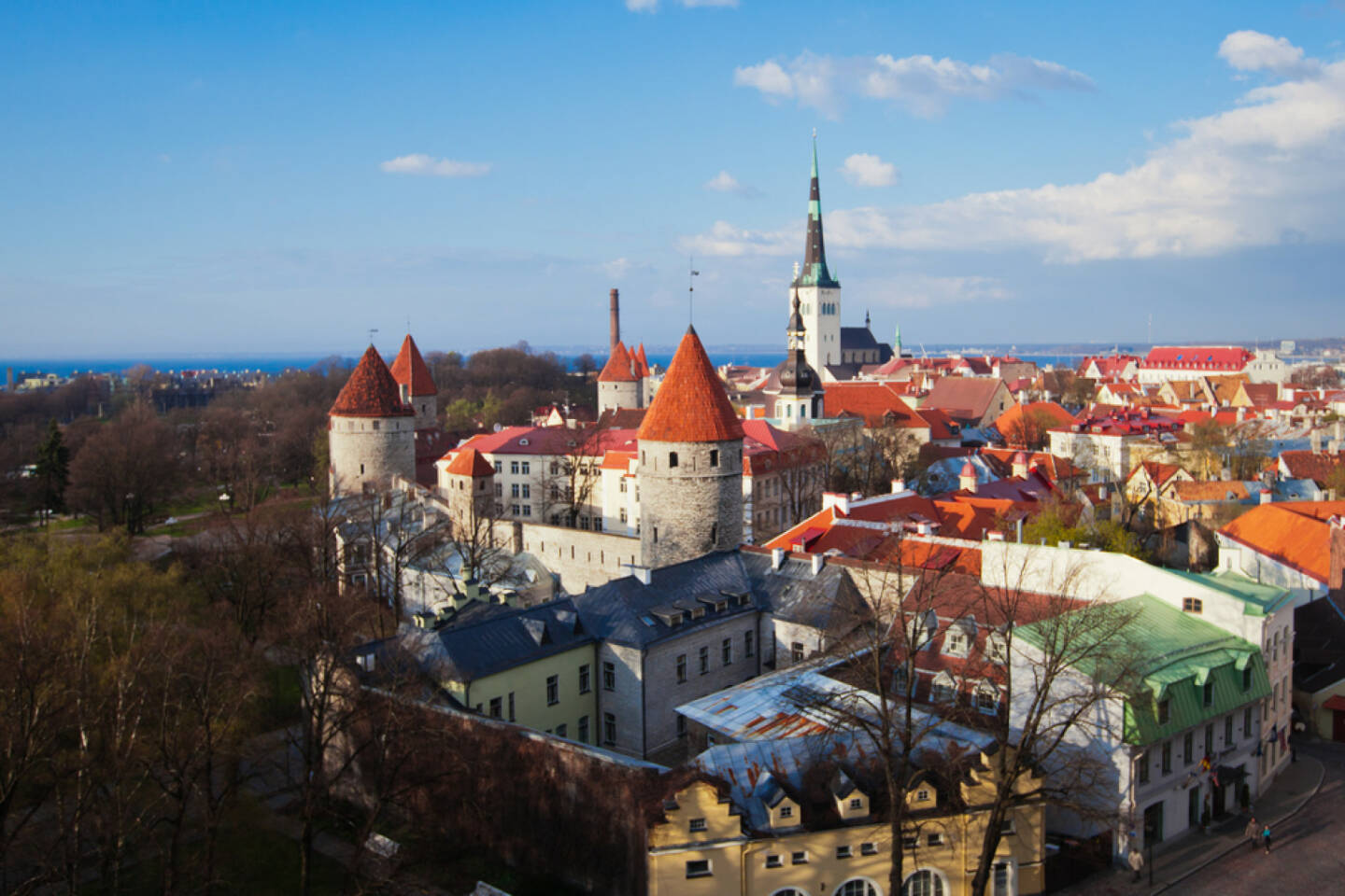 Talinn, Estland http://www.shutterstock.com/de/pic-171784598/stock-photo-scenic-summer-beautiful-aerial-skyline-panorama-of-the-old-town-in-tallinn-estonia.html (Bild: www.shutterstock.com)