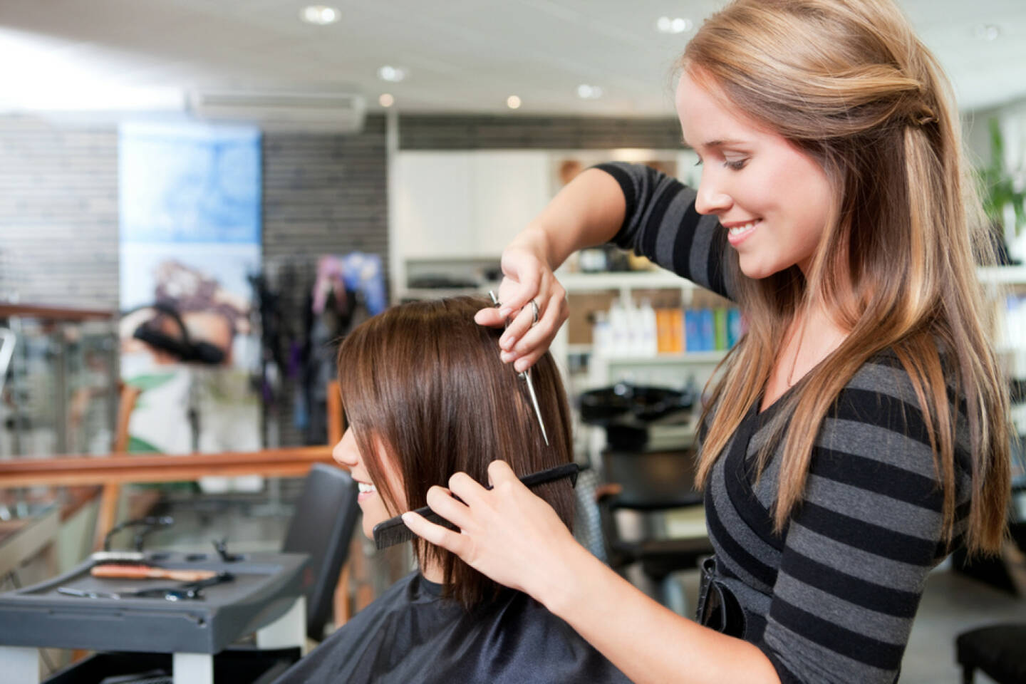 Haircut http://www.shutterstock.com/de/pic-107479559/stock-photo-hairdresser-cutting-client-s-hair-in-beauty-salon.html (Bild: shutterstock.com)