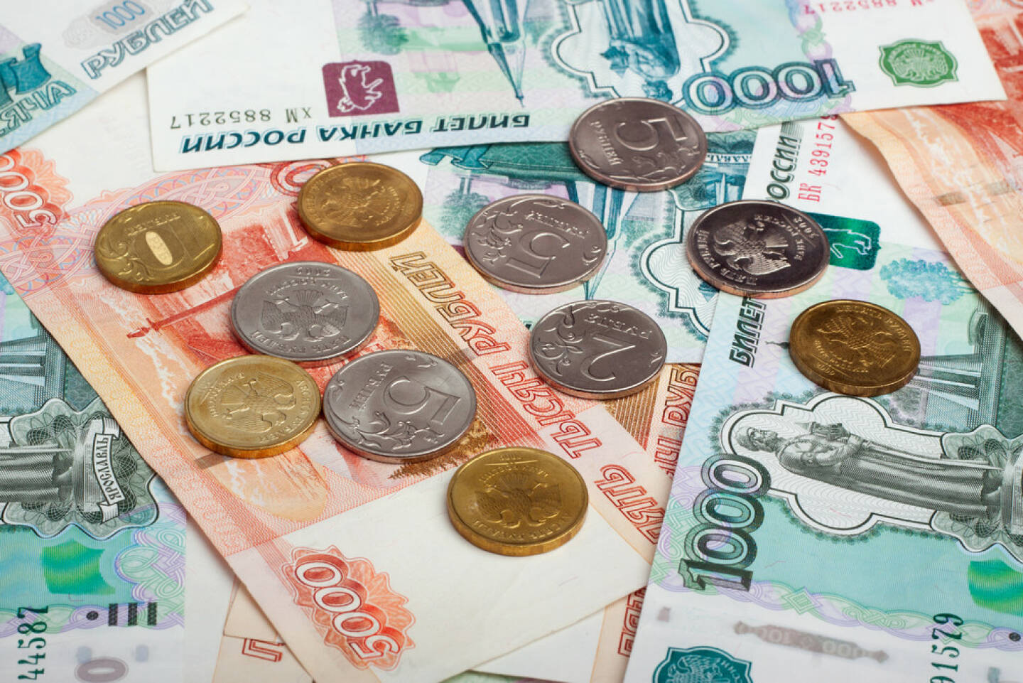 Rubel, Russland, Moskau http://www.shutterstock.com/de/pic-129396722/stock-photo-russian-currency-rouble-banknotes-and-coins.html (Bild: www.shutterstock.com)