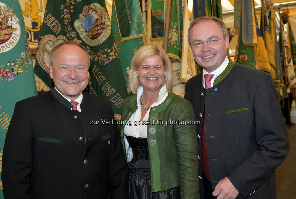 NÖ Bauernbundobmann Hermann Schultes, Direktorin Klaudia Tanner und Agrar-Landesrat Stephan Pernkopf fanden in Wieselburg klare Worte zur aktuellen Lage der heimischen Landwirtschaft: Kampfansage gegen Vermögenssteuern am Bauerntag (30.06.2014) 